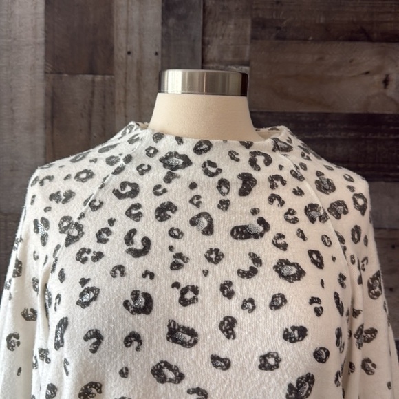 Democracy white sweater medium sparkly gray silver leopard print glam holiday - Picture 3 of 12
